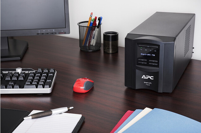 Источник бесперебойного питания APC Smart-UPS SMT2200IC черный
