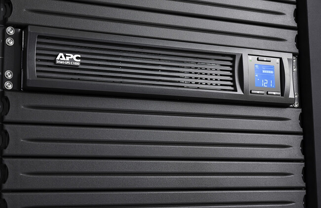 Источник бесперебойного питания APC Smart-UPS C 900Вт 1500ВА черный (SMC1500I-2UC)