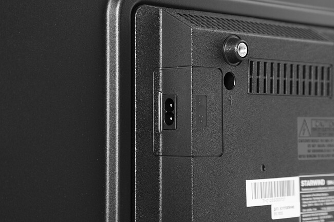 Телевизор StarWind SW-LED50UG403 черный