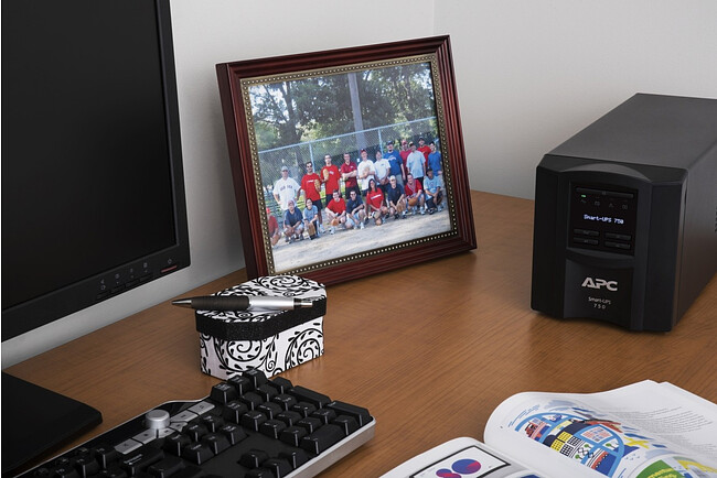 Источник бесперебойного питания APC Smart-UPS SMT2200IC черный