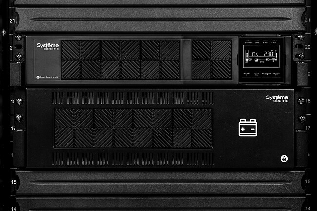 Источник бесперебойного питания Systeme Electric Smart-Save Online SRV 6000ВА (SRVSE6KRTXLI5U)