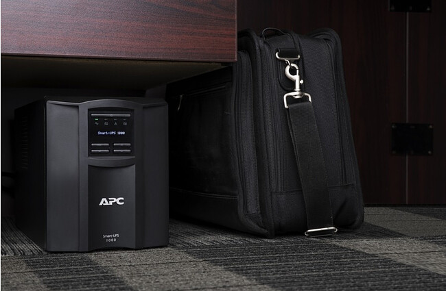 Источник бесперебойного питания APC Smart-UPS SMT2200IC черный