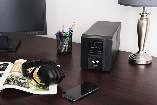 Источник бесперебойного питания APC Smart-UPS 500Вт 750ВА черный (SMT750IC)