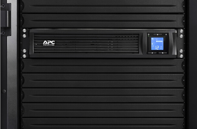 Источник бесперебойного питания APC Smart-UPS C 900Вт 1500ВА черный (SMC1500I-2UC)