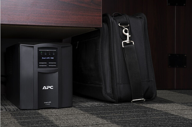 Источник бесперебойного питания APC Smart-UPS 1000Вт 1500ВА черный (SMT1500IC)