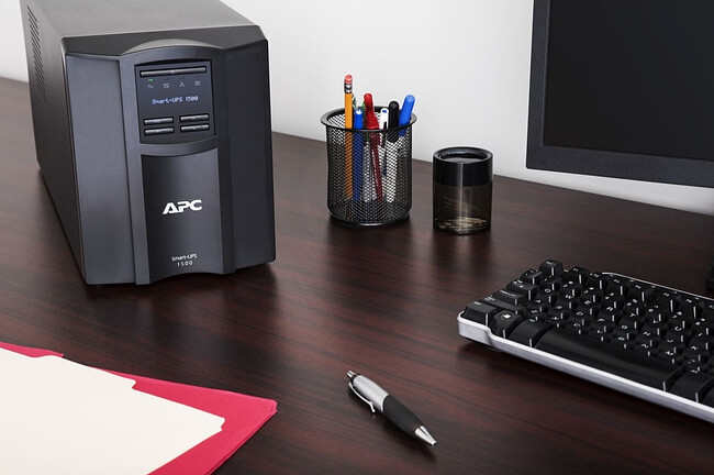 Источник бесперебойного питания APC Smart-UPS 1000Вт 1500ВА черный (SMT1500IC)